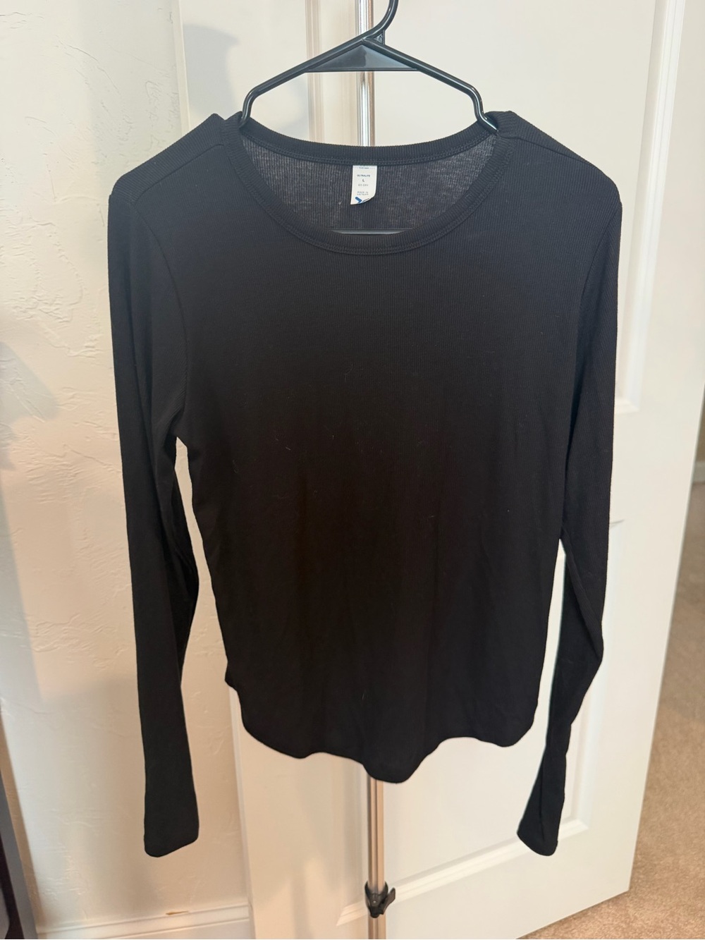 Old Navy Black Long-Sleeve Crewneck Tee